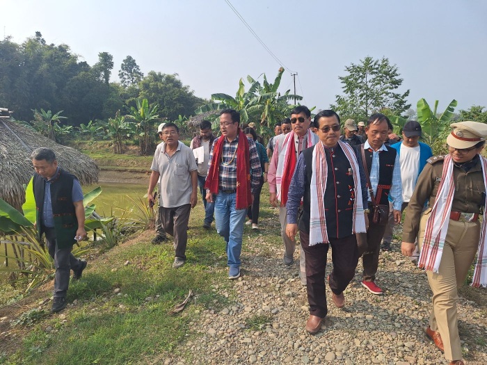 PHOTO 1-Agri Minister interact with progressive farmers of East Siang & inspect implementatiof projects under Agri -allied Sectors